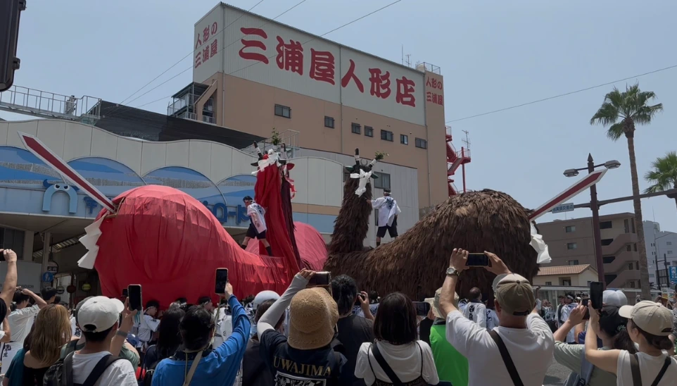 商店街を練り歩く牛鬼