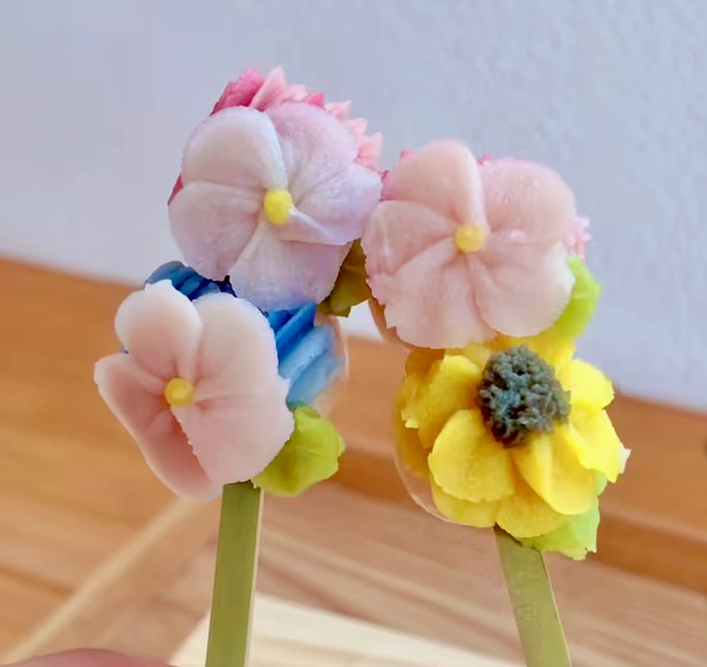 お花型にしぼられた餡がのったお団子